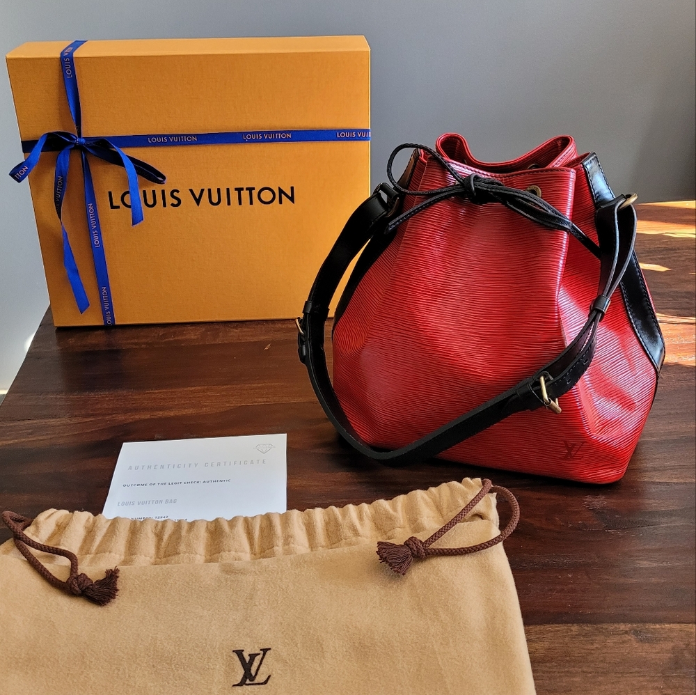 Louis Vuitton Epi-Noe Bi-Colour Shoulder bag with dustbag.
